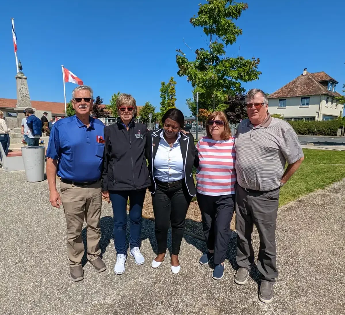 Photo de groupe d'une famille américaine de cinq personnes visitant un site historique en France, illustrant un exemple de transfert touristique pour un service de VTC.