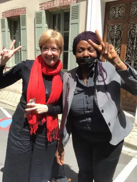 2 femmes heureuses