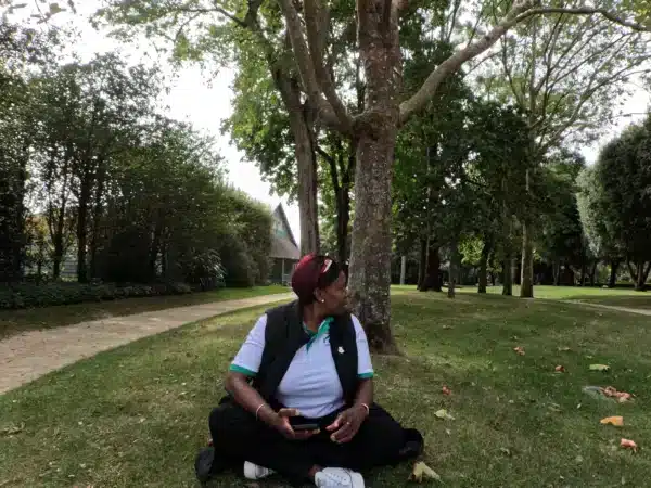 femme assise sur un banc